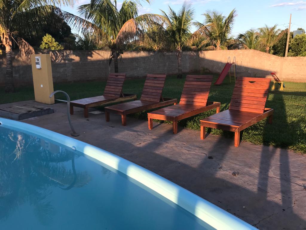 Recanto Suzuki - Espreguiçadeiras na piscina
